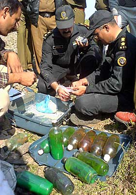 SLIK S� BOMBENE UT: Eksperter unders�ker bomber som ble funnet n�r Panipat, der eksplosjonen fant sted.