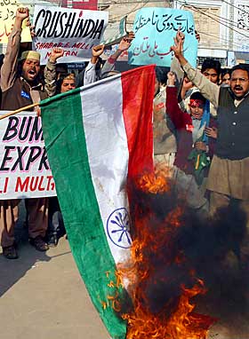 RELIGI�SE PROTESTER: Sympatis�rer med det religi�se pakistanske partiet Shabab-e-mili brenner indiske flagg i frod�mming av angrepet.