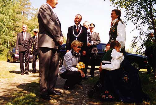 M�TTE KONGEN: �Elias Dyrkorn (4 �r) har akkurat gitt dronning Sonja blomster, og er litt flau. Mamma Torunn Dyrkorn er god � st�tte seg til. Kong Harald er i godt hum�r som vi ser sammen med ordf�rer Torbj�rn R�dst�l og IngerDyrkorn.�