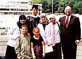 EN HARDT RAMMET FAMILIEN: Sami Al-Arian og kona Nahla med de fem barna sine. Etter planen skal foreldrene og de to minste barna dra ut av landet etter frifinnelsen. De tre eldste blir igjen for � avslutte utdannelsen.