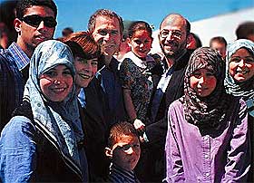 M�TTE BUSH: Familien Al-Arian m�tte Laura og Gerorge W. Bush under Florida Strawberry Festival i mars 2000.