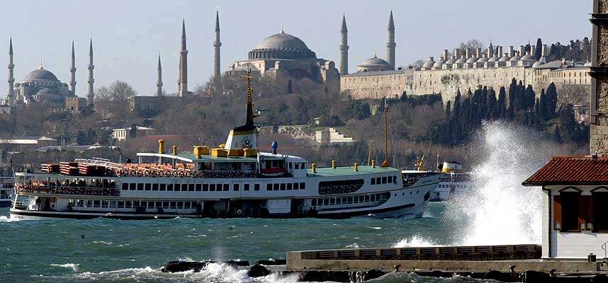 SKILLELINJEN: Europa og Asia deles i Bosporusstredet i Istanbul. Man kan ta ferge mellom de to verdensdelene.