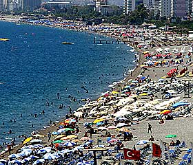 DEN TYRKISKE RIVIERAEN Antalya er et popul�rt charterm�l, men de siste �rene har stadig flere kj�pt seg feriebolig der. Om sommeren er det godt med mennesker p� strendene.