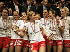 V�RFASTE: Her er Larvik-jentene etter seieren i NM-finalen for kvinner i Oslo Spektrum i fjor.
