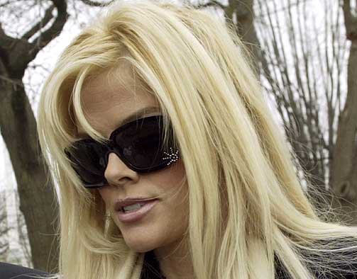 - VIL GRAVLEGGES MED S�NNEN: Det hevder avd�de Anna Nicole Smiths samboer.