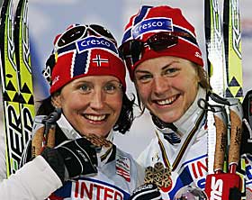 BRONSEJENTENE: Marit Bj�rgen og Astrid Jacobsen smilte bredt da de fikk bronsemedaljene rundt halsen i Sapporo Dome.