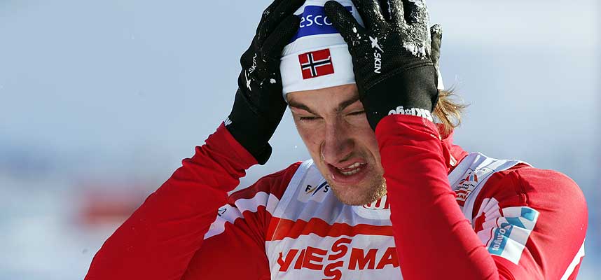 SKUFFET: Petter Northug jr. var fra seg av skuffelse etter � ha falt fra en alle tiders sjanse til � vinne gull p� 30 kilometer skiathlom i Sapporo.