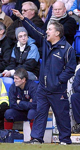 SKUFFET: Neil Warnock gir b�de Steve Bennett og Steven Gerrard det glatte lag.