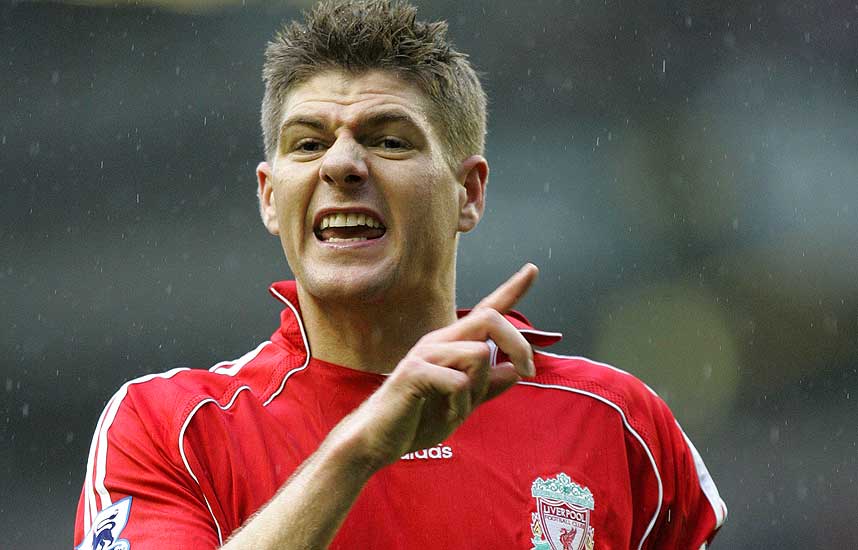 �YEKONTAKT MED BENNETT: Sheffield United-manager Neil Warnock reagerer p�  Steven Gerrards konstante �yekontakt med dommer Steve Bennett da han skaffet Liverpool den f�rste av to straffer i g�r.