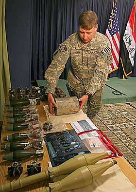BEVISENE: En amerikansk offiser i Bagdad g�r i gjennom det amerikanerne mener beviser iransk st�tte til oppr�rere i Irak. Bush-administrasjonen sliter med � overbevise verden med bevisene de har mot Iran.