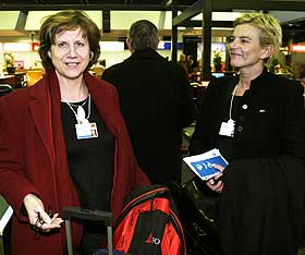 DEN GANG DA: Gerd-Liv Valla og hennes internasjonale sekret�r Ingunn Yssen p� flyplassen i Z�rich i januar 2004.