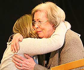 LYKKELIGE VINNERE: Hilde Hagerup var n�rmest m�ll�s over at Anne Karin Elstad ville dele leserprisen med henne.