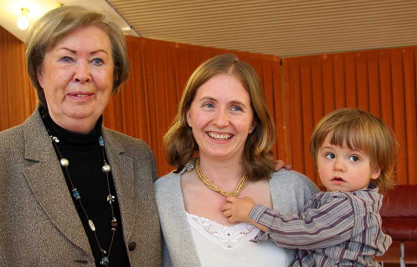 DELER PRISEN: Anne Karin Elstad vant Den store norske leserprisen, og skulle gi halvparten av prispengene til et valgfritt, lovende forfatterskap. Hun valgte Hilde Hagerup, som tok med seg s�nnen Tomas p� prisutdelingen.
