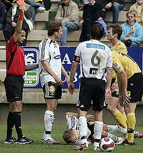 STRIDENS KJERNE: Her f�r Simen Brenne (t.h) r�dt kort av dommer Svein Erik Edvardsen, for sin takling p� Rosenborg-spiller Marek Sapara.