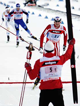 GULLGLISET: Her g�r Northug over m�llinja, med et stort glis.