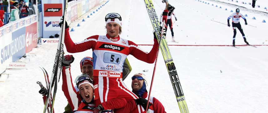 P� GULLSTOL: De andre gutta l�ftet Petter Northug jr. opp p� en fortjent gullstol etter spurttriumfen.