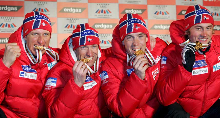 GULLGUTTA: Lars Berger, Odd-Bj�rn Hjelmeset, Eldar R�nning og Petter Northug jr. med seierssmil og gullmedaljer rundt halsen.