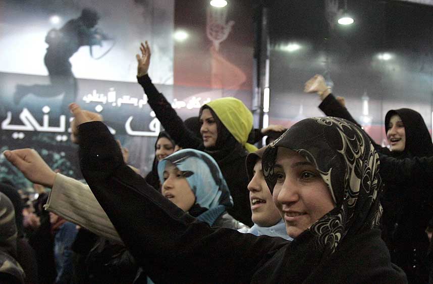 KREVER � BLI H�RT:- Dere m� lytte til hele Libanon - ikke bare en person. Alle land har politiske motsetninger, da er det viktig � snakke med begge sider, sier Hizbollah-politiker Hussein al-Haj Hassan til Dagbladet.no.