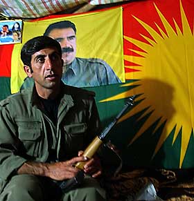 TRENINGSLEIR: Kurderleder Hussein Afsheen sitter foran et bilde av Ocalan i Qandilfjellene  i Nord-Irak.