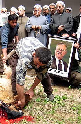 PRESIDENT JALAL TALABANI: Kurdere i Kirkuk i Irak ofrer en sau for presidentens helse.