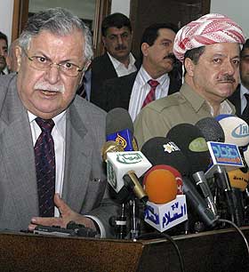 SAMLENDE FIGUR: Iraks President Jalal Talabani p� en pressekonferanse sammen med kurderleder Masoud Barzani i Sulaimaniya, 330 km n�rd�st for Bagdad i februar i �r.