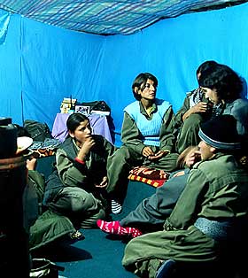 �NSKER SELVSTENDIGHET: Kvinnelige frigj�ringskrigere i Quandilfjellene i Irak desember 2006.