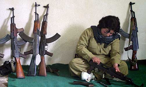 FRITT KURDISTAN: En kvinne i Nord-Irak rengj�r v�penet sitt. Det kurdiske selvstyreomr�det i Irak kan f� full uavhengighet, men det vil i s� fall f� store konsekvenser for Irak og nabolandene.