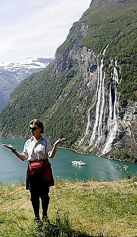 GODT NORSK: De norske fossene er noe av det som begreistrer turistene mest. Her er dronning Sonja p� bes�k ved Geirangerfjorden i fjor sommer.