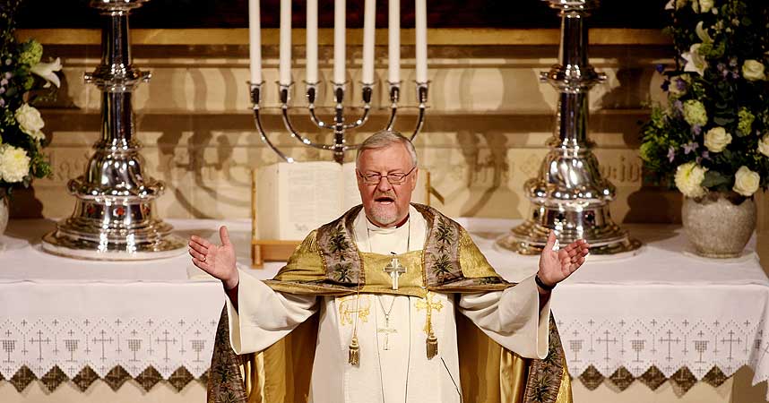 FRATOK HOMOFIL PREST JOBBEN: Oslos biskop Ole Christian Kvarme grep inn og fratok homofile Svein Josefsen jobben fordi Josefsen har inng�tt homofilt partnerskap. Det er vanligvis bisped�mmer�det som ansetter prester i heltidsstillinger, men biskopen har hatt ansvar for ansettelser i vikariater av varighet mellom en m�ned og et halvt �rs lengde. I bisped�mmetr�det er Kvarmes syn p� homofile prester i mindretall.