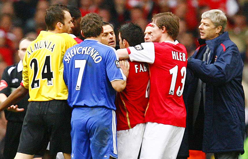 INVOLVERTE SEG: B�de Arsene Wenger og Jos� Mourinho entret banen da det br�t ut kaos mot slutten av ligacupfinalen mellom Chelsea og Arsenal, som Chelsea vant 2-1. Etterp� var Wenger illsint, og f�lte dommerne nesten utelukkende straffet Arsenal-spillere.