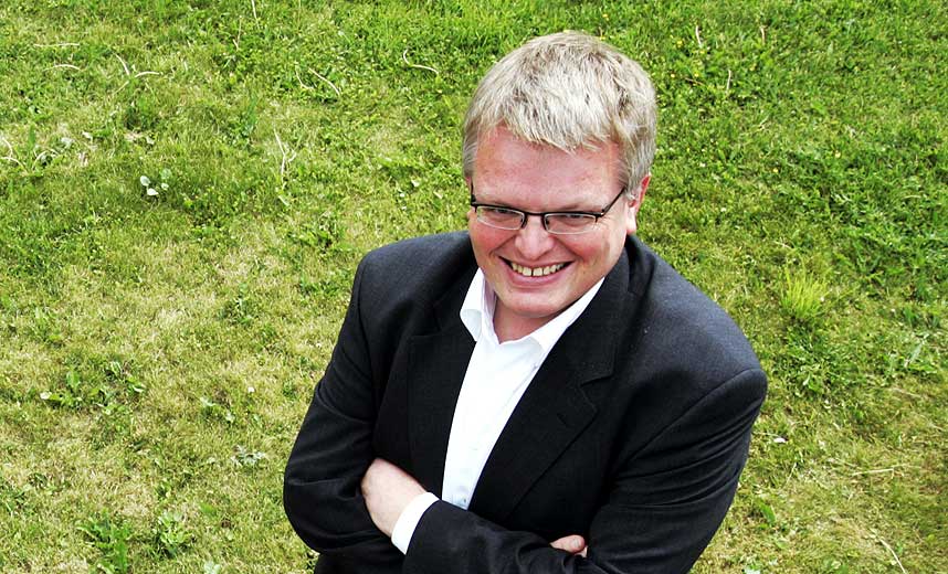 MELDER SEG UT: Eirik Newth mener Norsk faglitter�r forfatter- og oversetterforening har sovet i klassen.