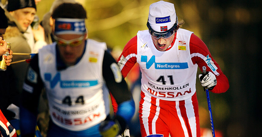 SOM I GAMLE DAGER: Petter Northug jr. tok seg like greit en tissepause mens han ventet p� en rygg � henge p� under dagens femmil. S� dukket finske Sami Jauhoj�rvi (nummer 44) opp.