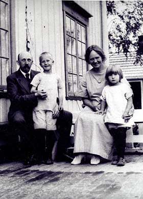 FAR OG TANTE: Pappa Mentz som liten - sammen med Anne-Cath. og foreldrene.