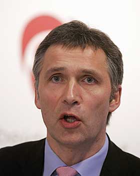  VIL IKKE HA OFFENTLIG RELIGION: Men kirkens forankring i Grunnloven beholdes. Ap-leder og statsminister Jens Stoltenberg h�per p� bred tilslutning til forslaget.
