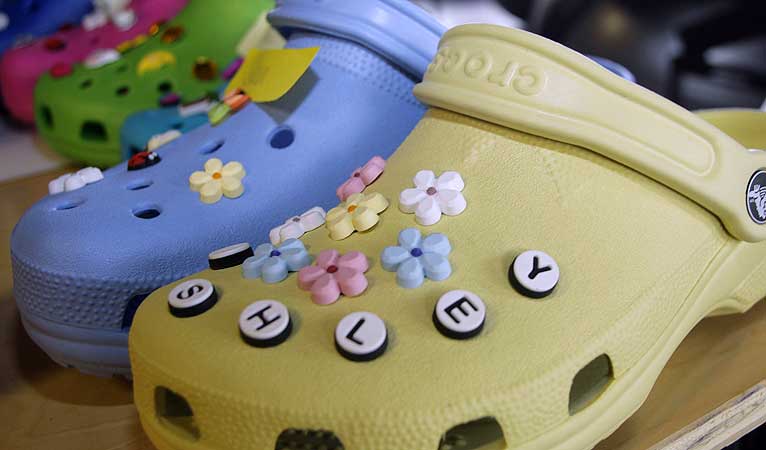 Helsefarlig? Crocs-skoene blir n� forbudt ved F�rde sentralsykehus fordi sykehuset mistenker at skoene er �rsaken til at en maskin kortsluttet.