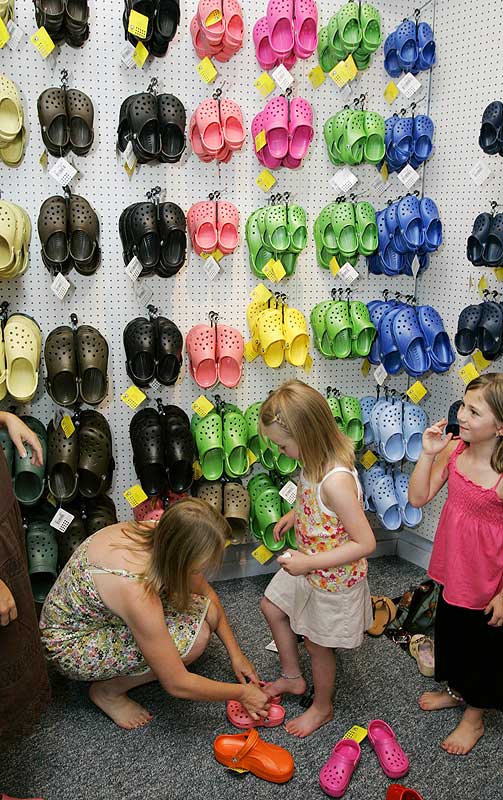 Popul�r: Crocs'ene, pastskoene som egentlig var ment for seilentusiaster, ble en salgsuksess og har sl�tt av b�de hos voksne og barn.