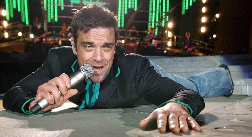 NEDE FOR TELLING: Robbie Williams er en av mange artister som opplever sviktende platesalg. Foto: Mate Nabdorfi/EPA/Scanpix
