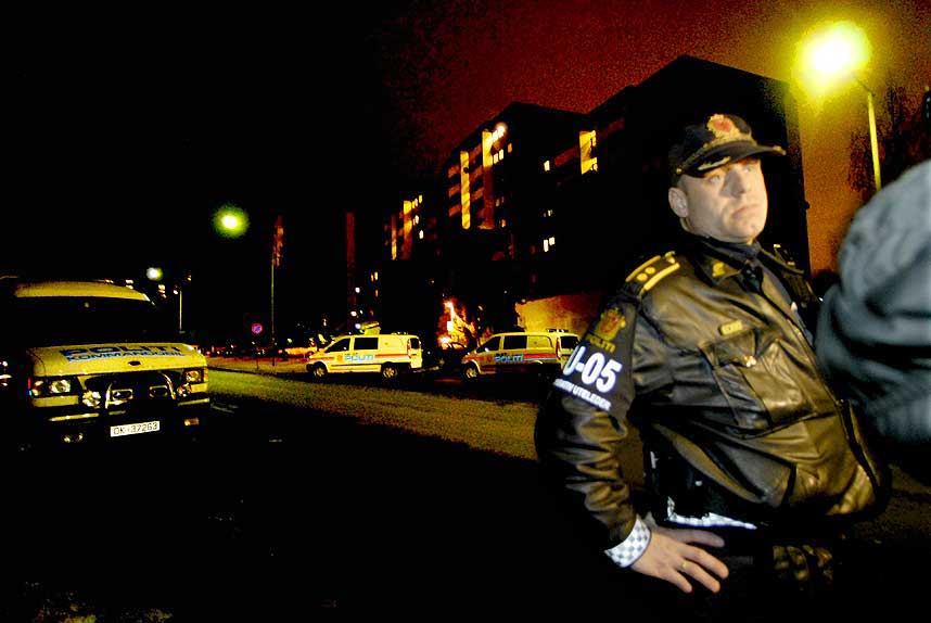 HAR TILLIT: Fetter av den 30 �r gamle mannen som ble skutt p� Furuset fredag stoler p� at politiet gj�r jobben sin. De var p� plass med store styrker p� Furuset i fredag kveld. Her er operativ uteleder Rune Insteb�.