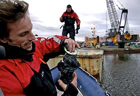 TAR EGNE PR�VER: Aksjonistene, som er spente p� rapporten som kom i dag, tar egne pr�ver av de forurensede massene i Bj�rvika. De mener at det har forekommet gjentatte brudd p� konsesjonene ved lagring i dypvannsdeponiet og i arbeid med mudring av havnebassenget.