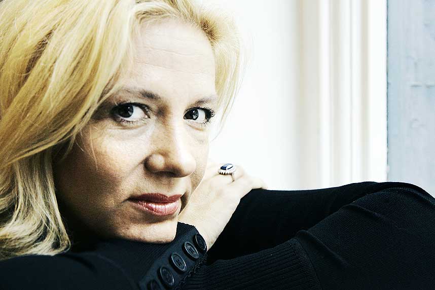 SELGER I TO VERSJONER: Noen liker billigversjonen og noen liker den innbundne. Liza Marklunds siste bok ligger p� tredjeplass p� begge listene.