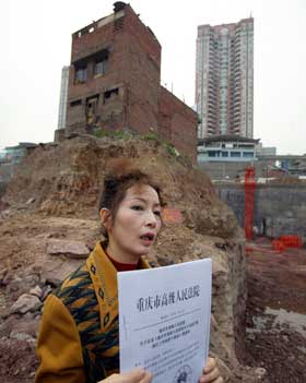 EN HARD NEGL: Har kinesisk media d�pt Wu Ping (49) fordi hun st�r steilt p� sitt. Her viser hun fram rettsordren som ber dem flytte.