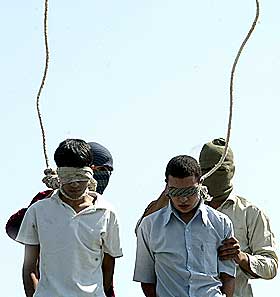 D�MT P� GRUNN AV HOMOFILI: I 2005 ble de to unge iranerne Mahmoud Asgari og Ayaz Marhoni hengt offentlig i byen Mashad. De var siktet for voldtekt av en ung gutt, men if�lge internasjonale organisasjoner ble de henrettet fordi de var homofile.