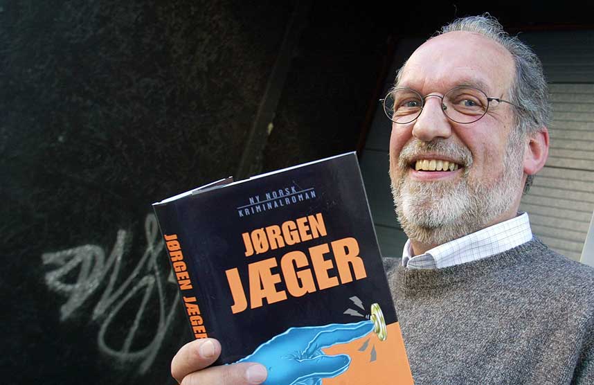 JAKTER P� DRAPSOFFER: J�rgen J�ger leter etter en person som har lyst til � bli drept i hans femte roman om lensmann Ole Vik. Her med den f�rste boka, �Skyggejakten�.
