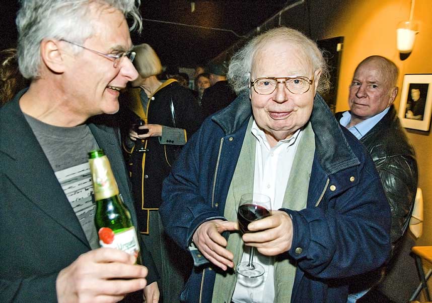 FESTVERT: Petter Venner�d (t.v.) arrangerte fest i anledning digitaliseringen av Wam og Venner�d-filmene onsdag kveld. NRKs film-mogul P�l Bang Hansen (i midten) p�st�r at han ikke har noen favorittfilm blant de 14 filmene, men at han alltid f�r et nostalgisk kick av � se dem igjen. I bakgunnen til h�yre Fredrik Fasting Torgersen. Torgersen er drapsd�mt, men mener han er offer for justismord. -Torgersen er spesialinvitert fordi han er en av de mest interessante skjebnene i norsk etterkrigshistorie, sier Venner�d.