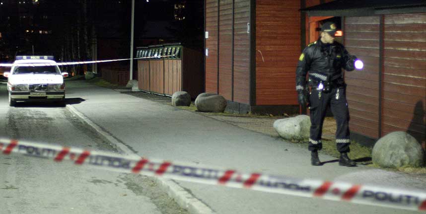  GJENGOPPGJ�R:  Politiet sperret av omr�det utenfor blokka i Granstangen 32A p� Furuset i Oslo sist fredag kveld, etter at det ble avfyrt minst seks skudd mot to medlemmer av B-gjenger. N� er to medlememr av A-gjengen p�grepet og siktet.