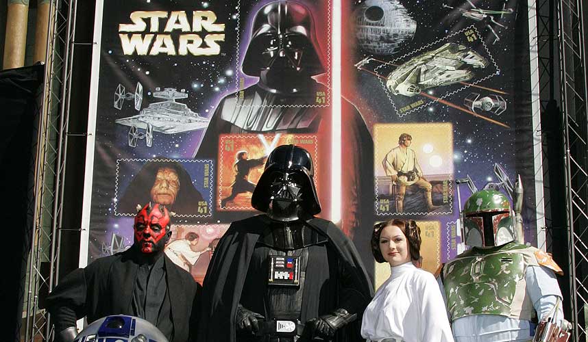 KARAKTERENE BLIR FRIMERKER: R2-D2 (nederst), Darth Maul, Darth Vader, Prinsesse Leia og Boba Fett kastet glans over pressekonferansen.
