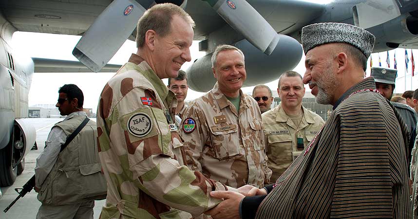 TAR OVER: Oberst Nils Fr�island tar 1. april over ansvaret for Kabul flyplass. Torsdag traff han Afghanistans president Hamid Karzai som �nsket Luftforsvaret og Norge lykke til med oppdraget i Kabul