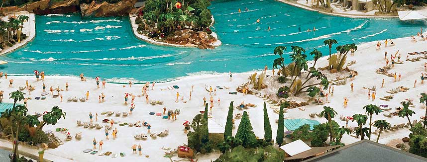 STRAND LANGT INN P� LAND: B�lgene som treffer stranden i den kunstige lagunen har ni forskjellige niv�er. Alt fra sm� b�lger, de noen over en meter. I tillegg kan man kj�re to forskjellige b�lgestr�mmer i bassenget samtidig. Dermed kan b�de de minste og st�rste v�re i vannet samtidig.