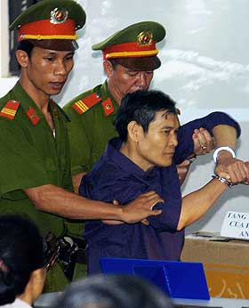 STRAFFER OPPOSISJONELLE: S� sent som i forrige uke, 30. mars, ble den katolske presten Thadeus Nguyen Van Ly, en kjent dissident, d�mt til fengsel i �tte �r i Vietnam, uten advokat til stede.