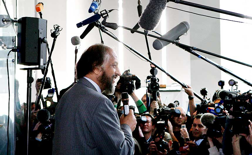 TAUTREKKING: Lederen av FNs klimapanel, Rajendra Pachauri, kunne i dag presentere den oppsiktsvekkende delrapporten etter omfattende forhandlinger mellom FN-landene helt fram til i formiddag.